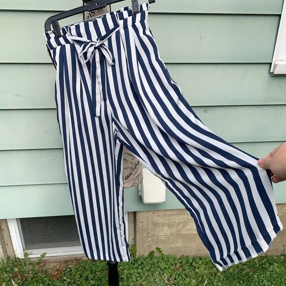 Zara white and Blue striped cropped high rise paper bag pants with tie detail - Picture 2 of 10